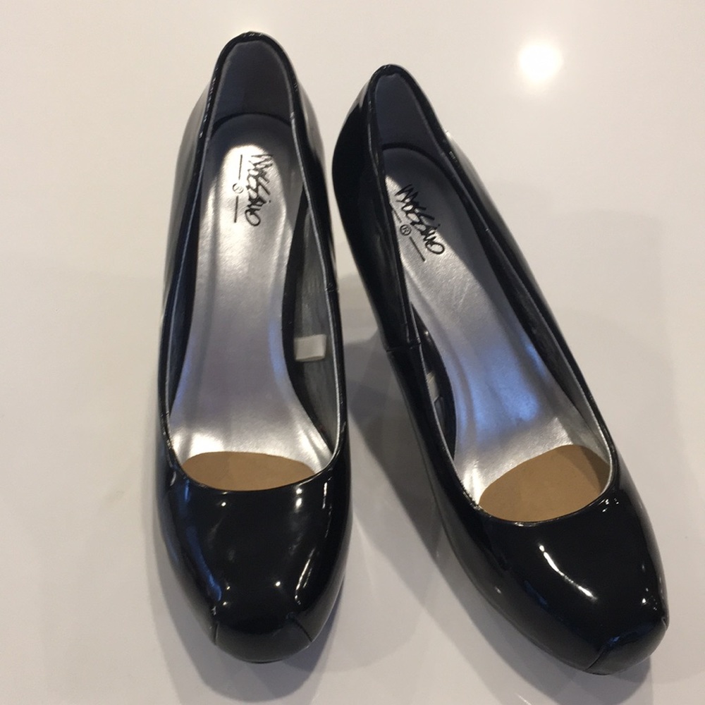 ✅ SOLD Black Patent 3 1/2” Heels 👠 Size 9